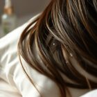 Czy spać z mokrymi włosami: przyczyny ryzyka i praktyczne porady trychologów na co dzień