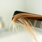 Czesanie włosów na mokro i sucho: kiedy wybrać każdą metodę, by nie uszkodzić pasm i zachować ich zdrowie