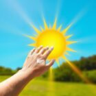 Indeks UV i jego znaczenie dla zdrowia skóry: jak odczytywać i skutecznie się chronić przed promieniowaniem ultrafioletowym