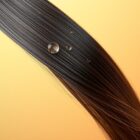 Włosy tłuste u nasady i suche na końcach – jak zrównoważyć pielęgnację i uniknąć typowych błędów