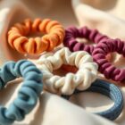 Gumki do włosów bez uszkodzeń: jak wybrać delikatne i trwałe akcesoria do codziennych fryzur