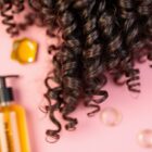 Włosy kręcone: jak zbudować skuteczną pielęgnację krok po kroku i uniknąć typowych błędów