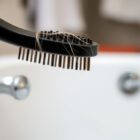 Ile włosów wypada dziennie: kiedy normę przekracza nadmierne wypadanie i jak reagować