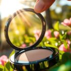 Reaplikacja SPF w ciągu dnia: jak utrzymać skuteczną ochronę przed słońcem i nie naruszyć makijażu